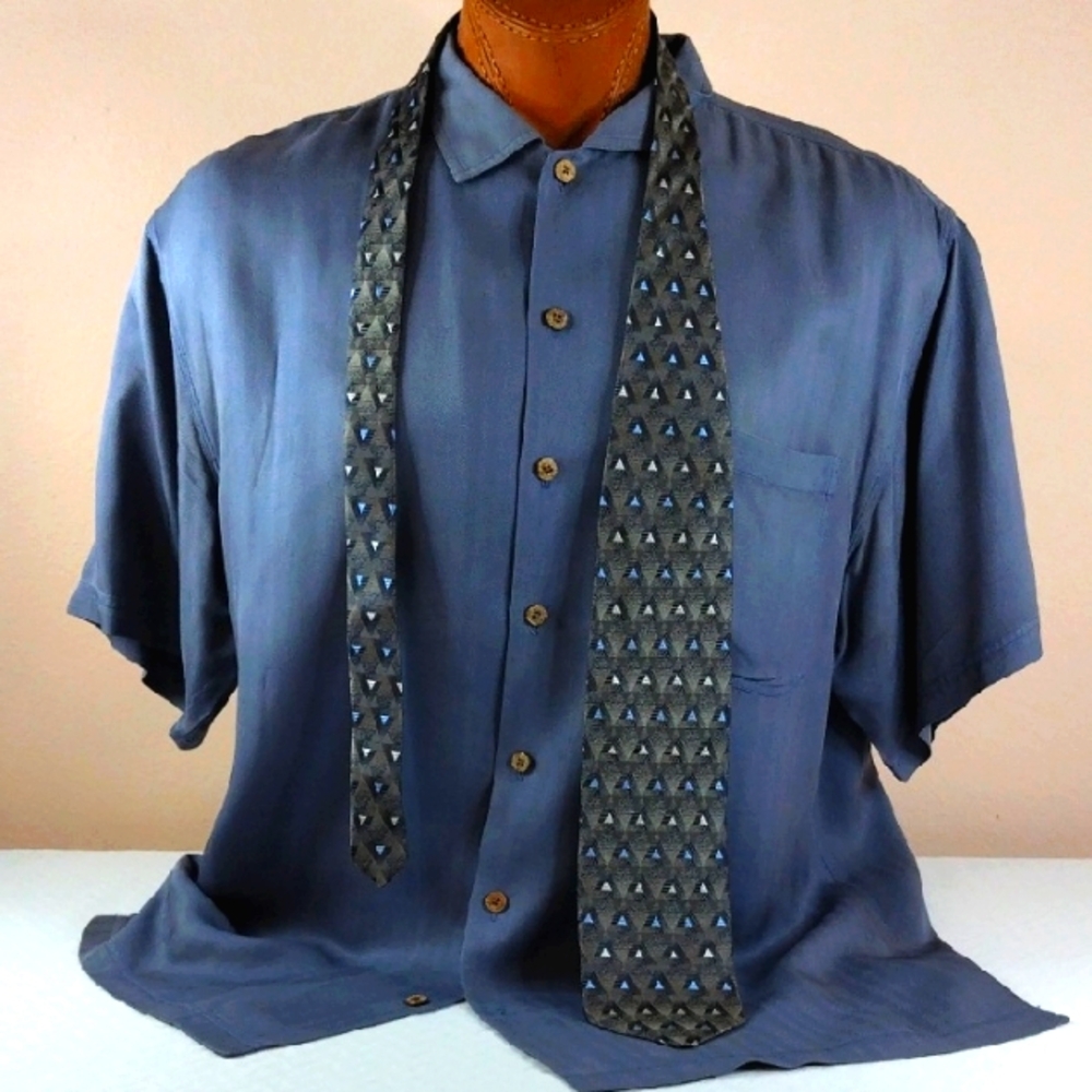 Roberto Villini Colezions Men's Pewter Blue Silver Triangular Design men's Tie.